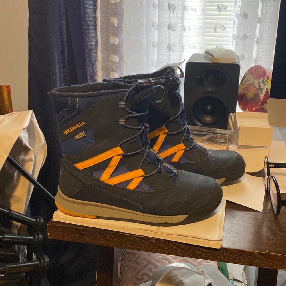 Kids snow boots size 5